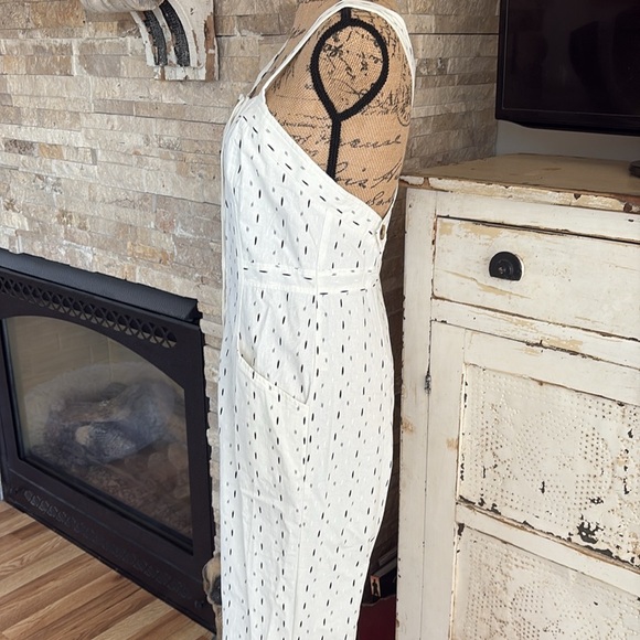 Illa Illa linen cream white pantsuit black detail button close criss cross strap - Picture 6 of 16